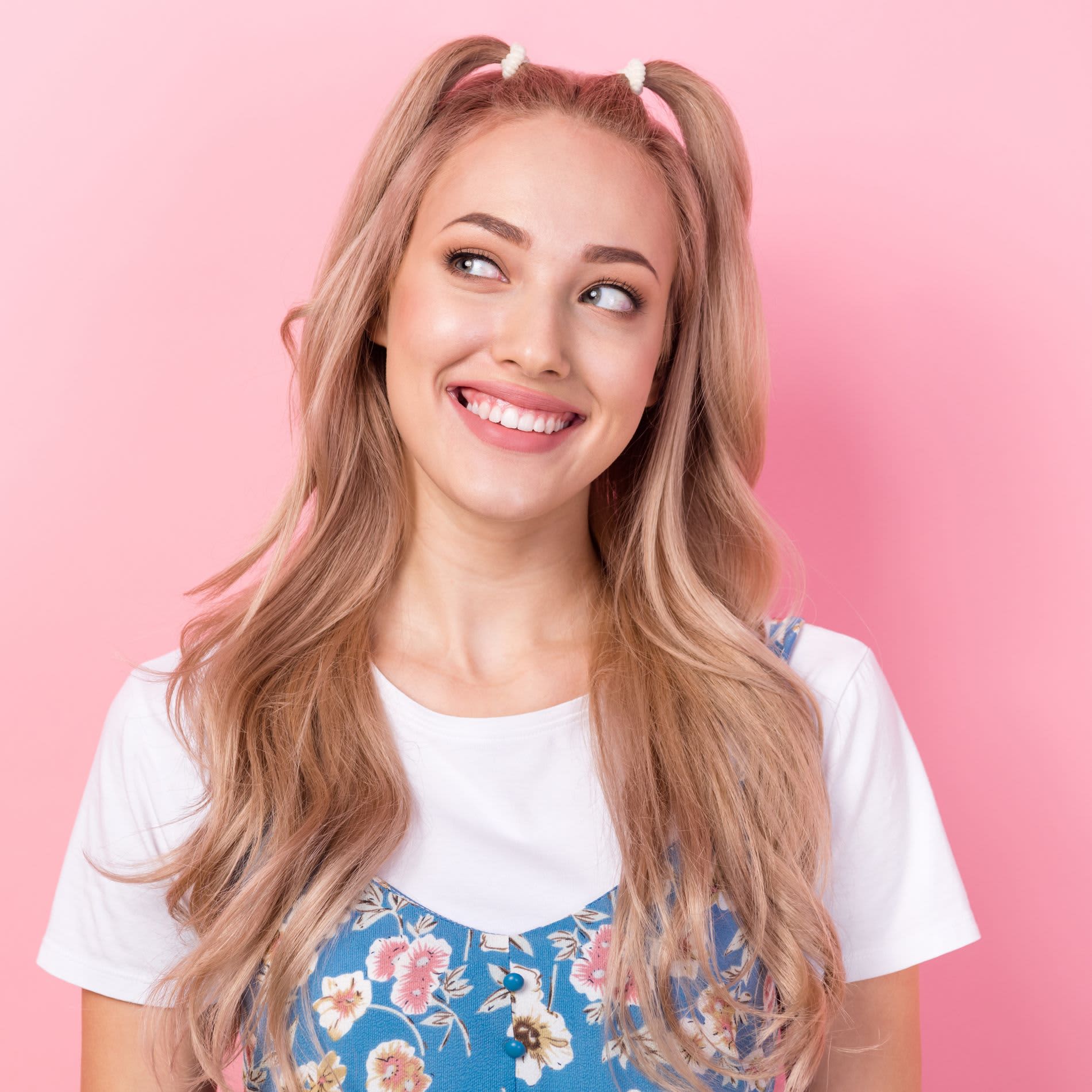 Mulher loira usando penteado com o cabelo semi preso