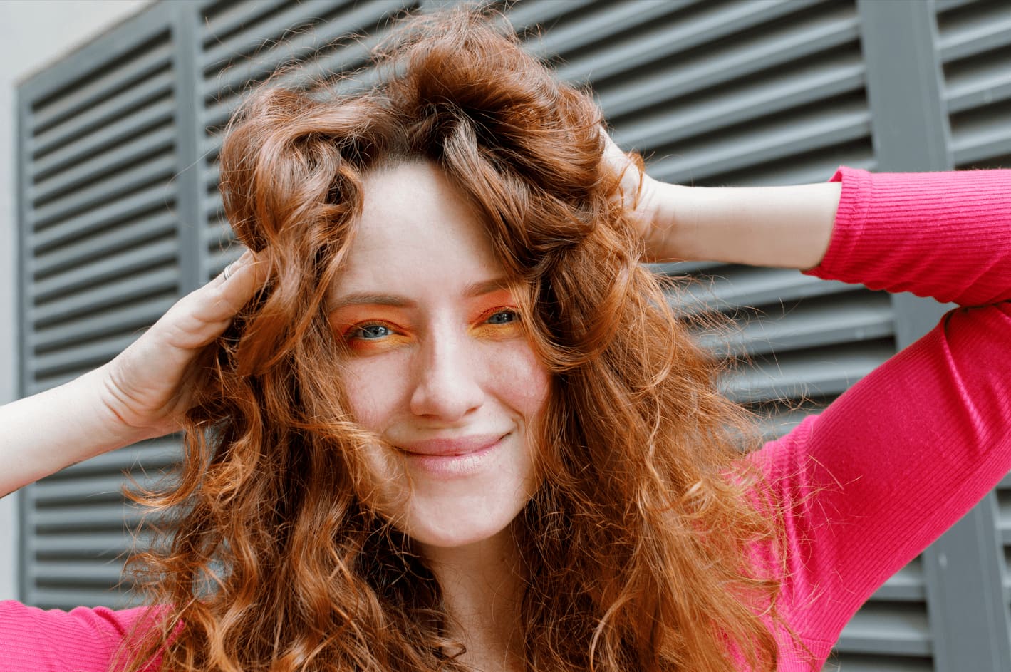 mulher usando maquiagem dos olhos em tons de pêssego