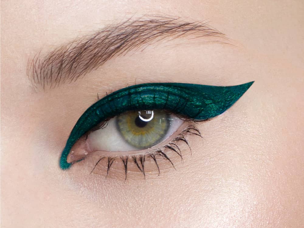 Imagem de um olho com delineado verde