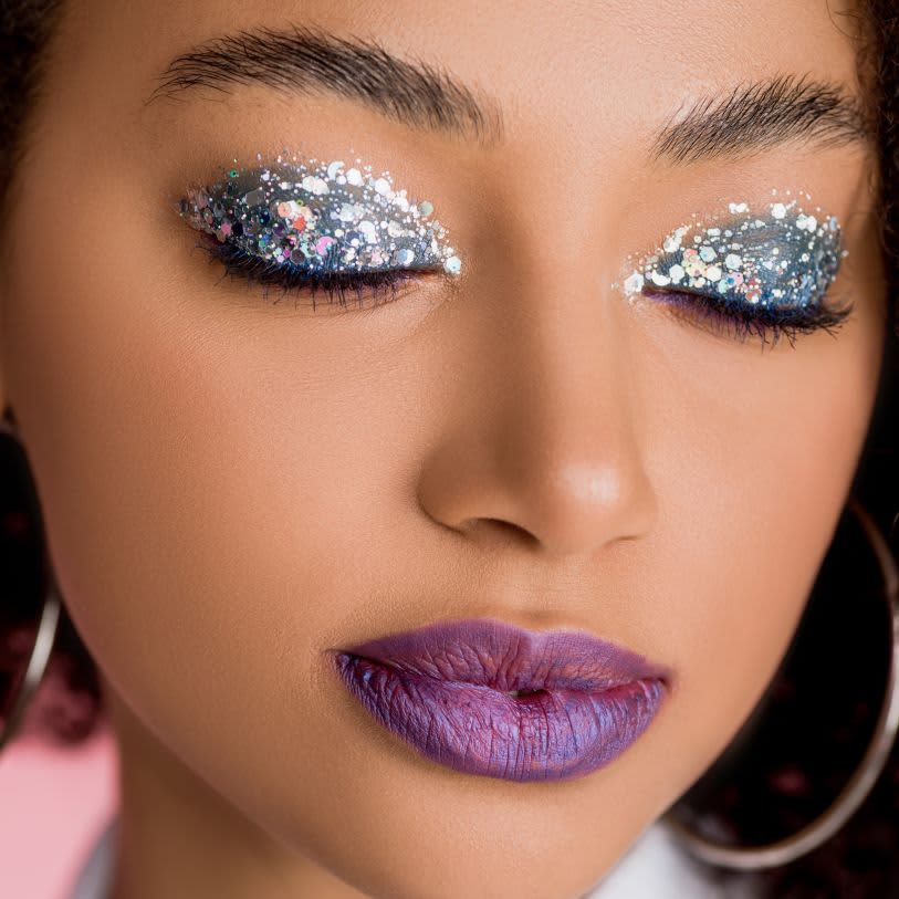 Maquiagem prata com glitter