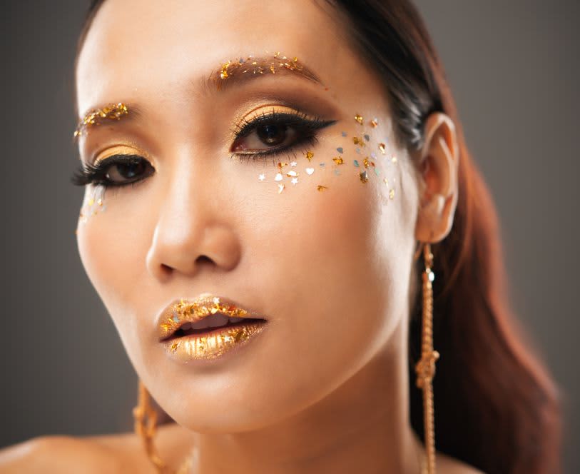 Maquiagem dourada com glitter