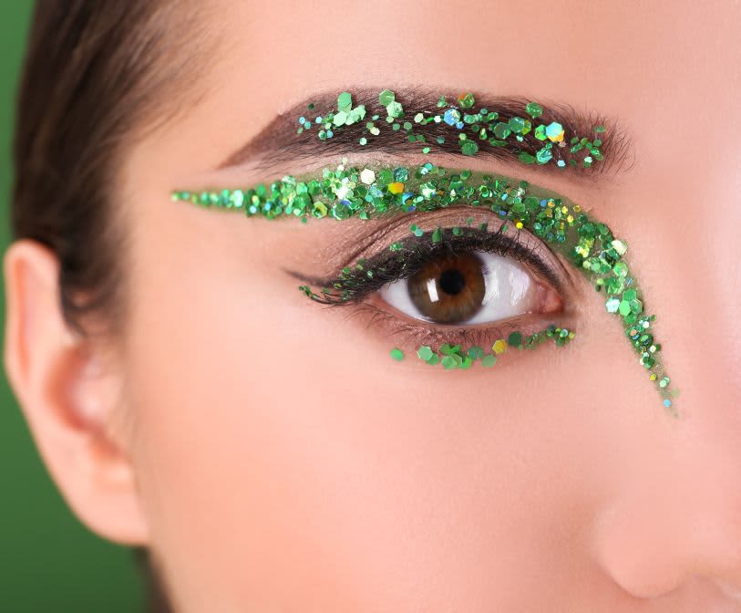 Maquiagem verde com glitter