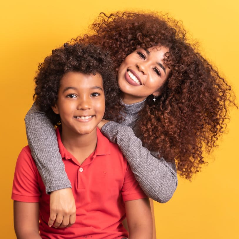 Mãe e filho sorrindo