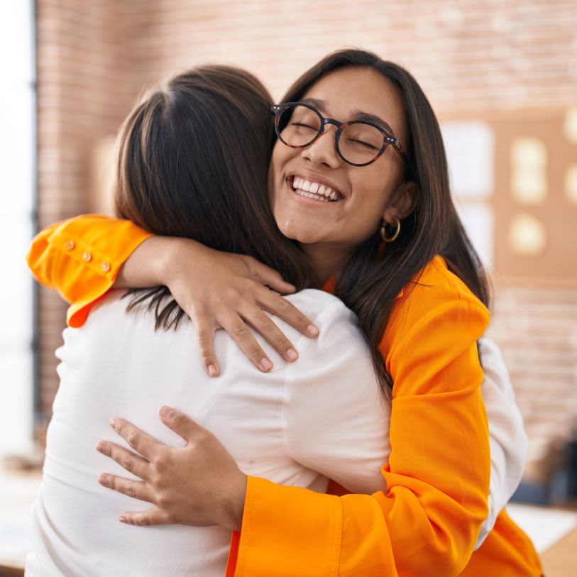 Amigas se abraçando
