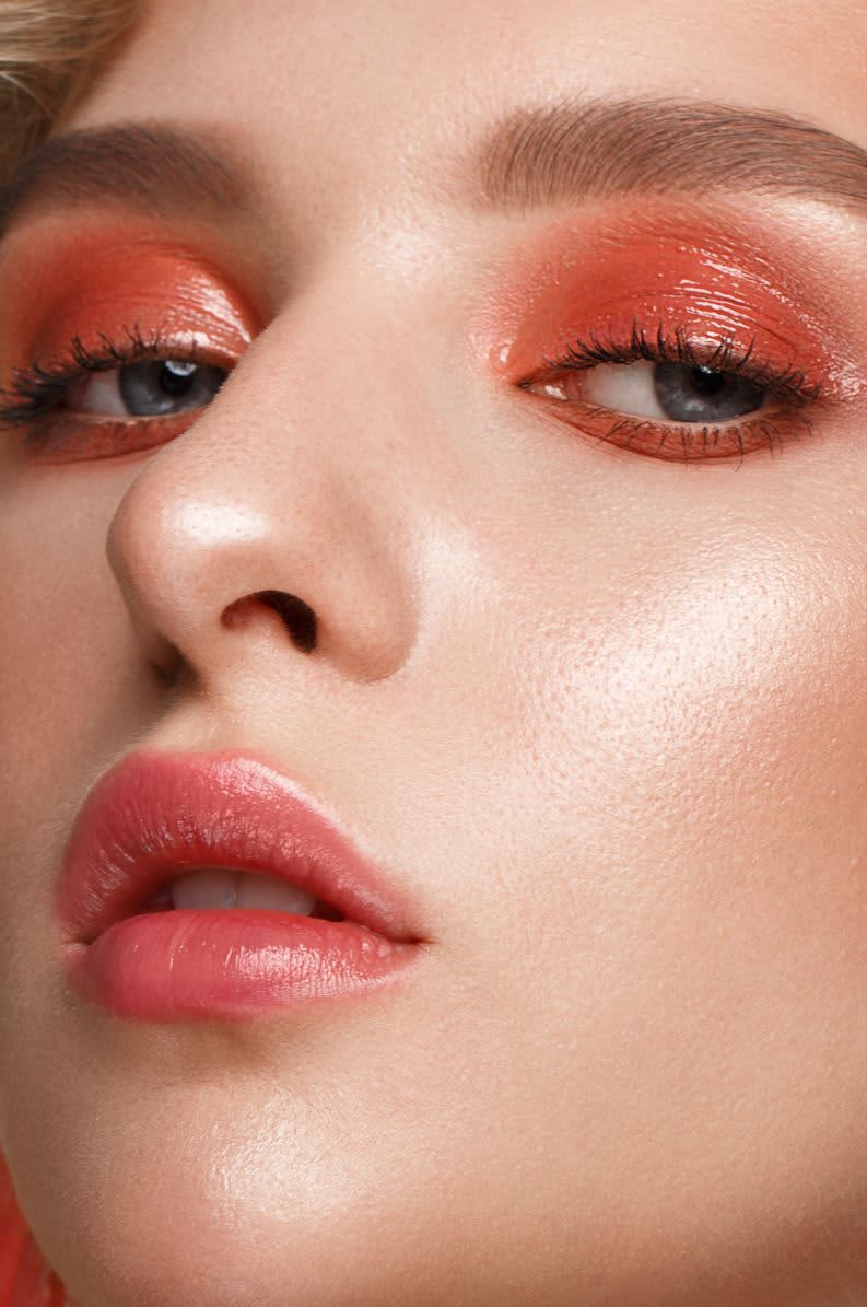 Rosto maquiagem com tons de rosa e preparação de pele Pearl Skin