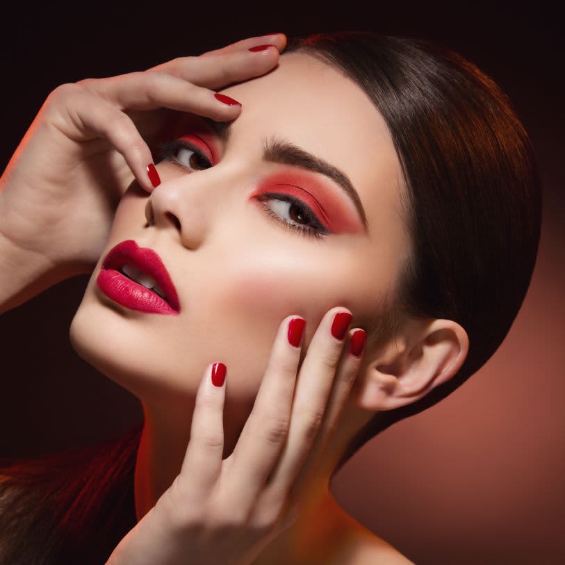 Maquiagem com sombra e batom vermelho