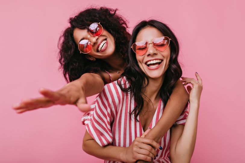 Amigas se abraçando em momento descontraído