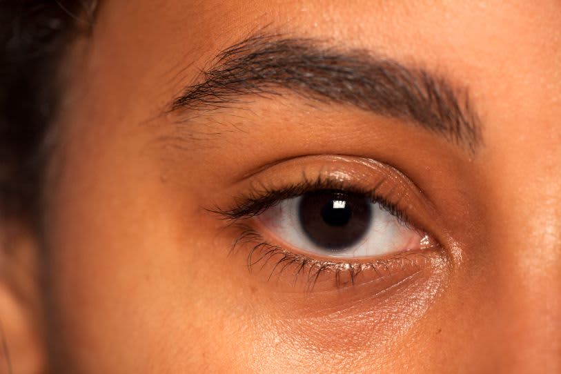 Olhos com cílios e sobrancelha natural