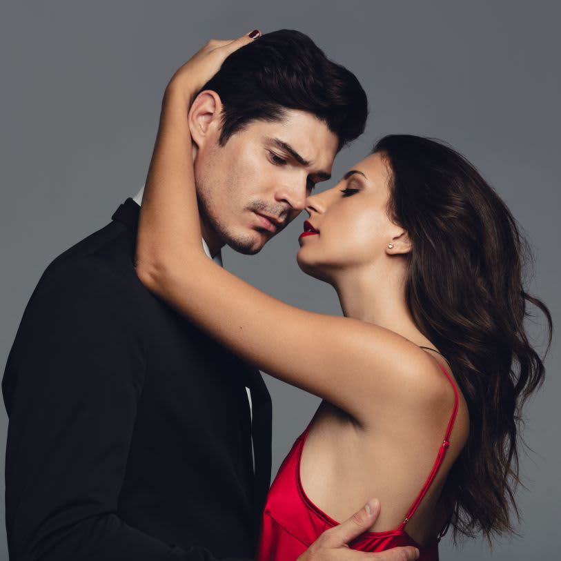 Casal em momento de romance