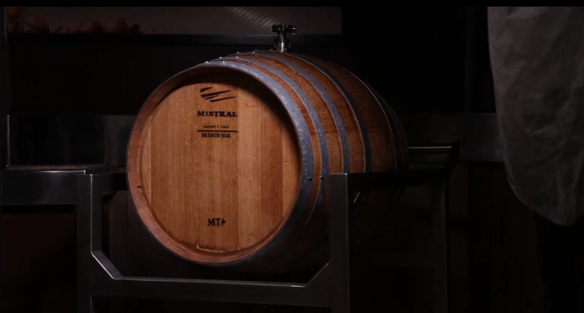 Barril de carvalho francês onde é macerado o álcool vínico