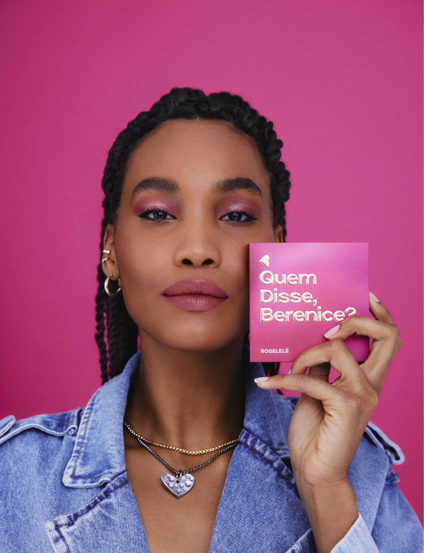 Mulher segurando perto do rosto uma paleta de maquiagem Quem Disse, Berenice?