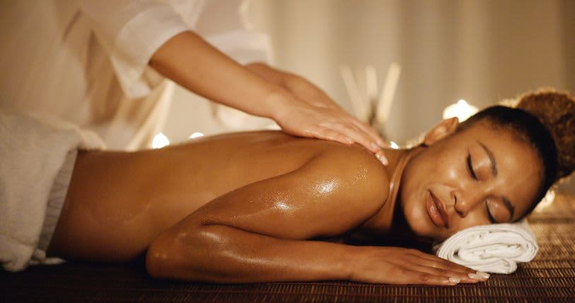 Mulher deitada recebendo massagem
