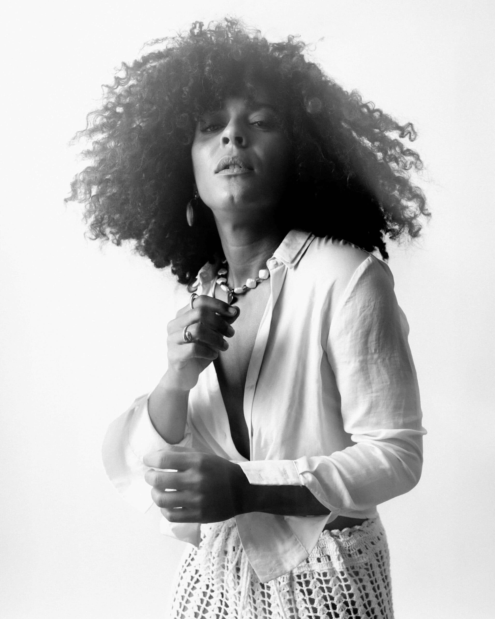 Josyara, mulher negra de cabelos cacheados