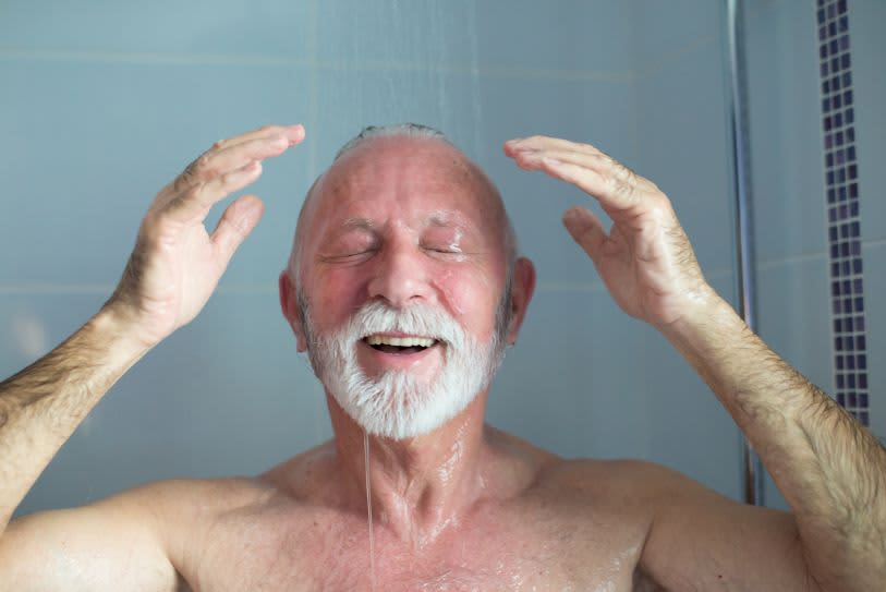 Senhor com barba grisalha tomando banho