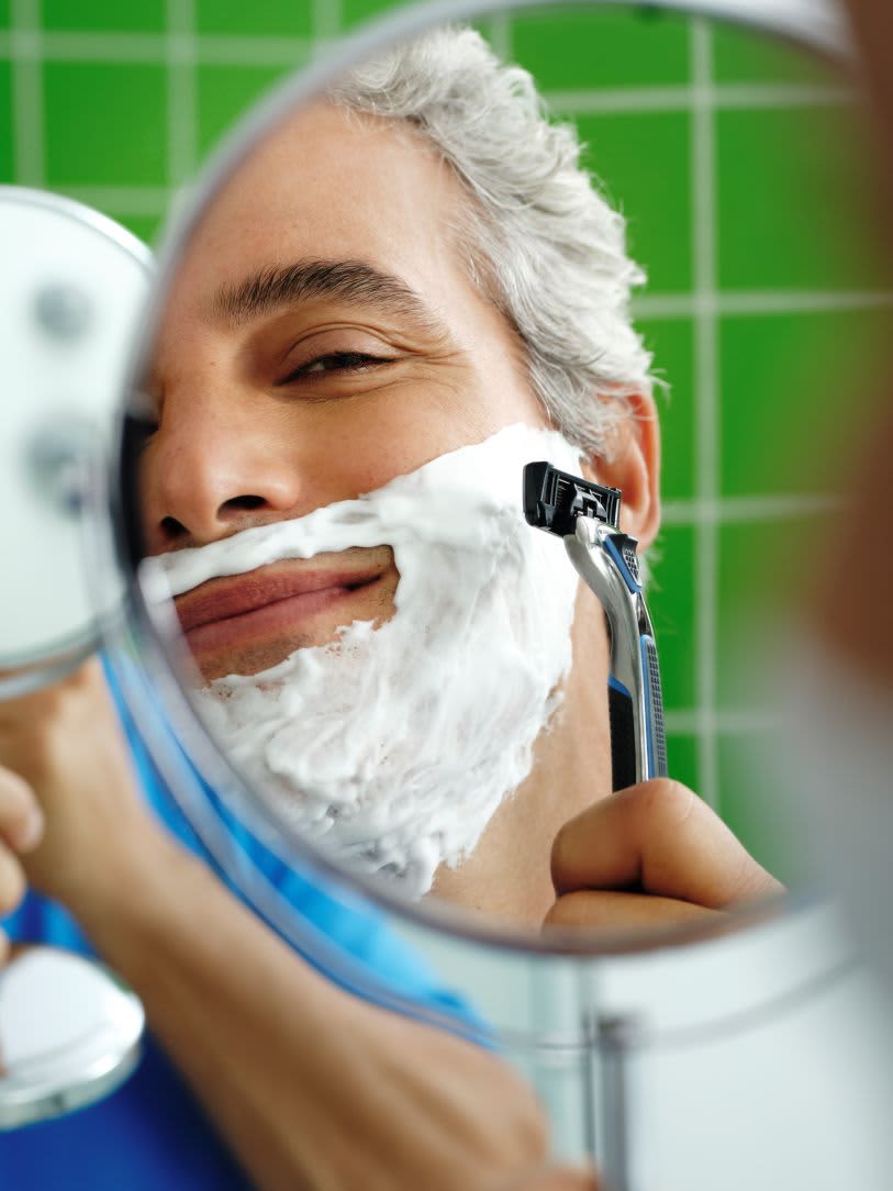 Homem fazendo a barba com produtos Dr. Jones