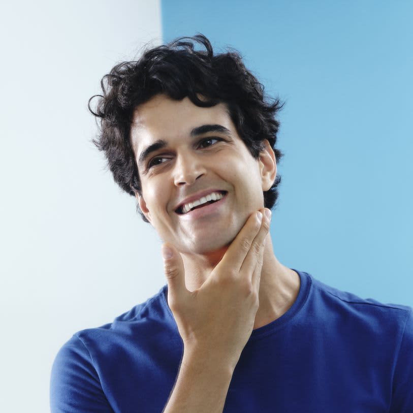 Homem com cabelos escuros sorrindo