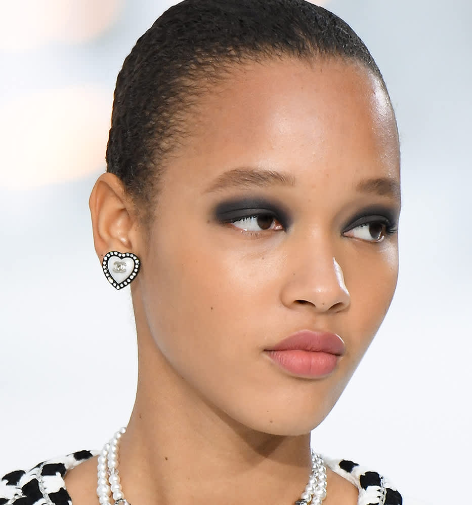 Olho preto esfumado volta a ser tendência