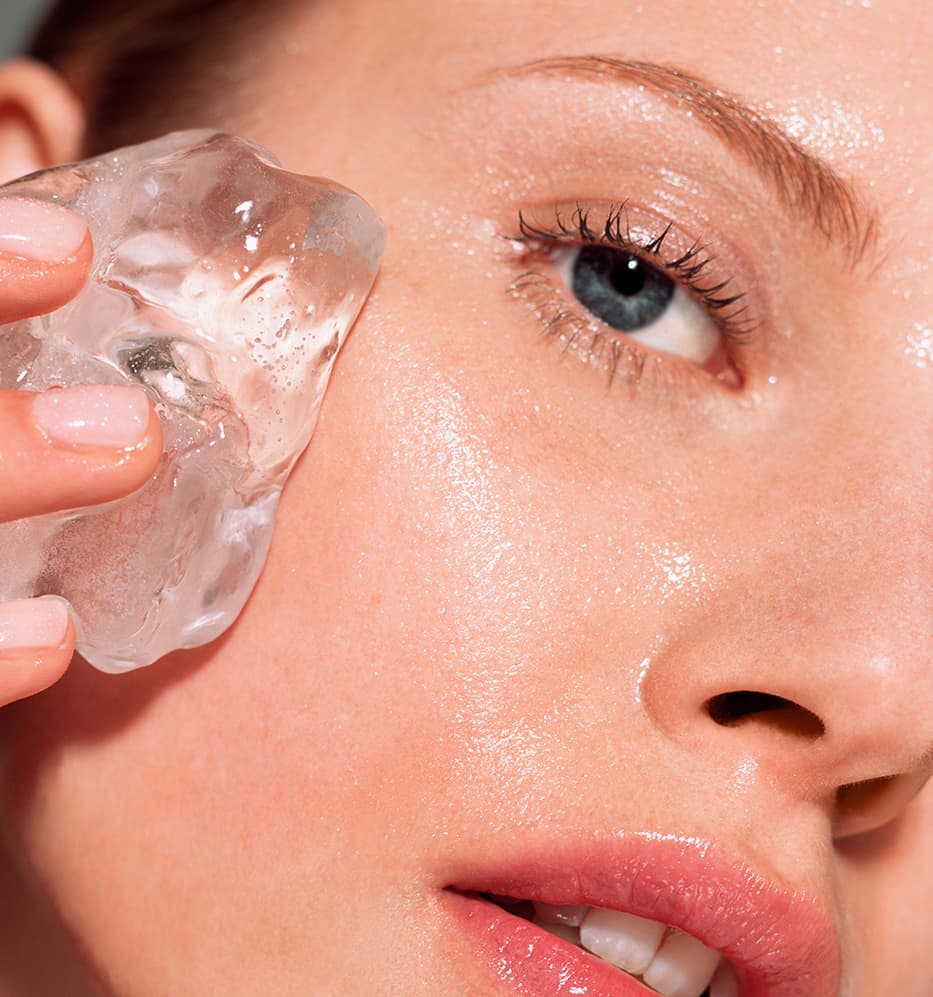 passar gelo no rosto