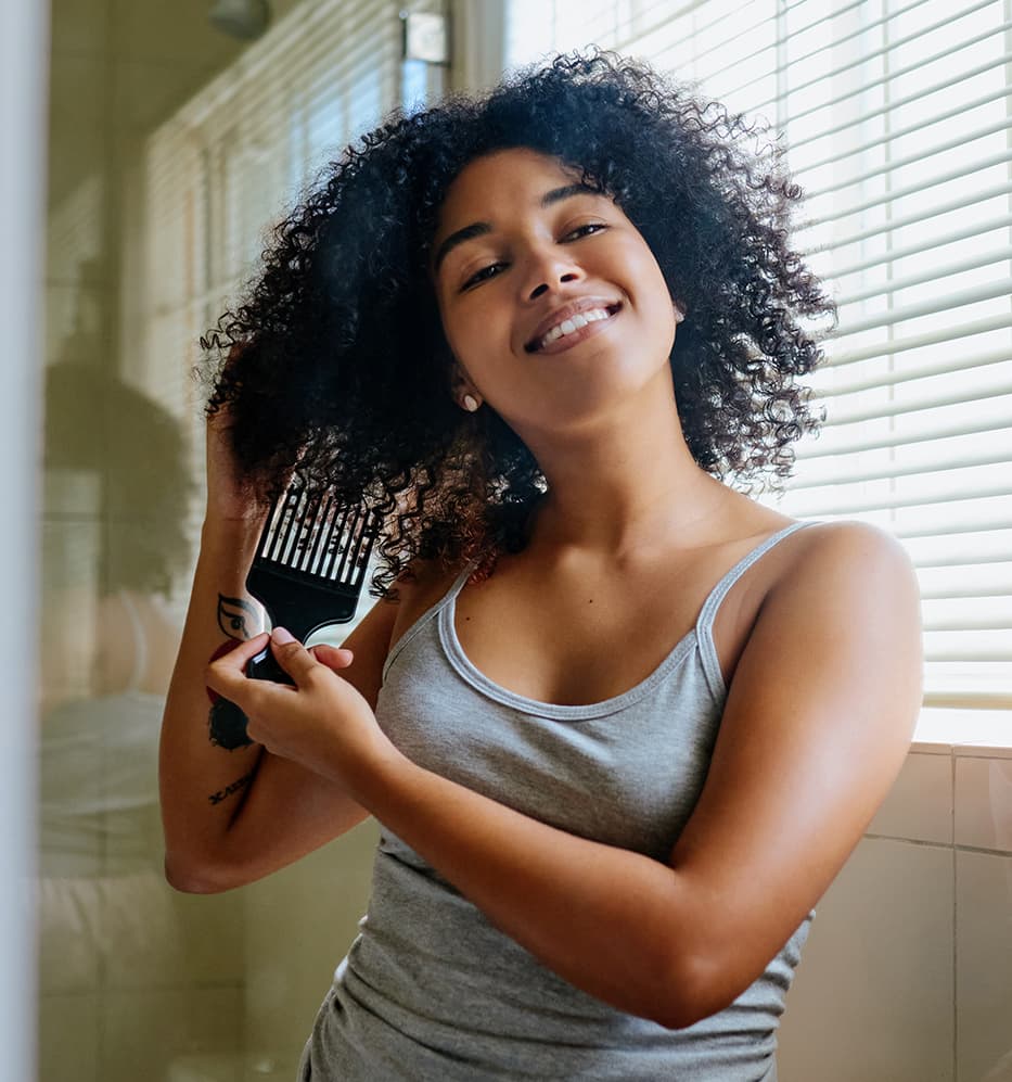 Entenda como funciona o pente garfo e sua função para o volume dos cabelos cacheados