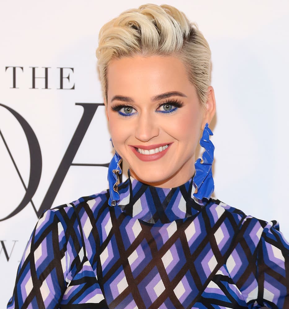 Azul Klein é a cor da vez: dicas para adotar o tom na make