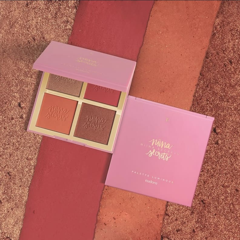 duas paletas luminous, uma aberta e outra fechada com as cores e texturas dos tons no fundo.