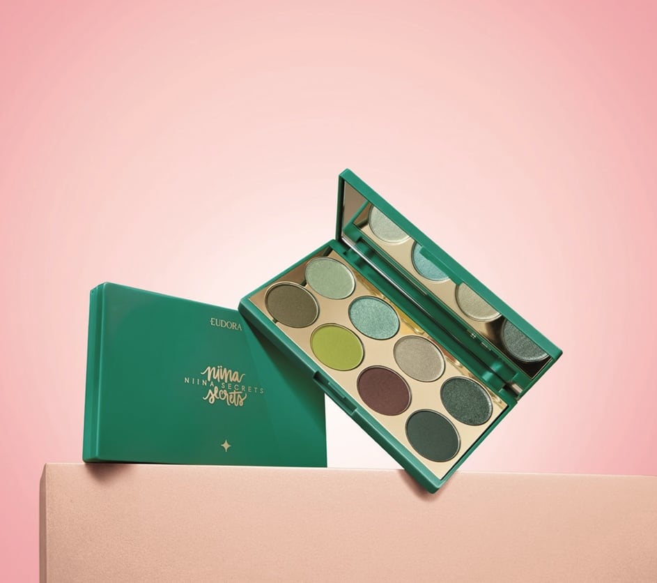 Paleta green aberta em cima de uma paleta fechada com fundo rosa claro