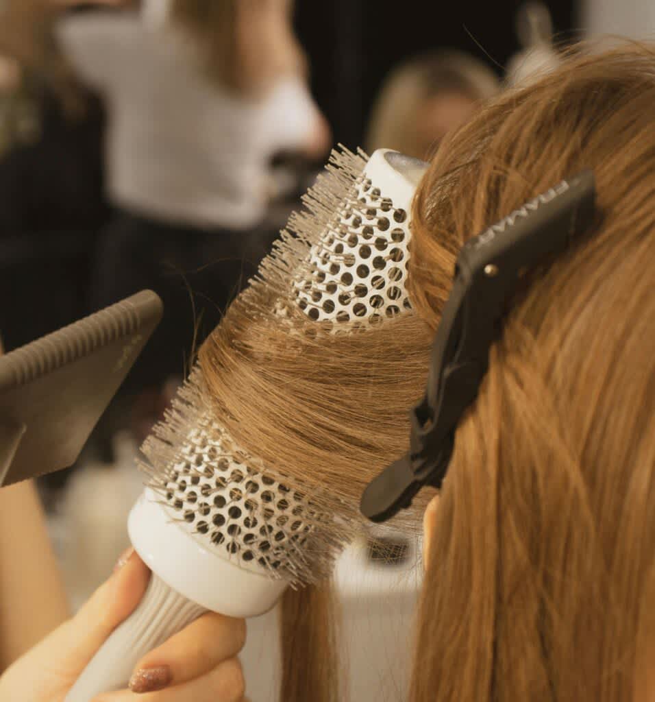 Escova secando cabelo liso e longo com secador