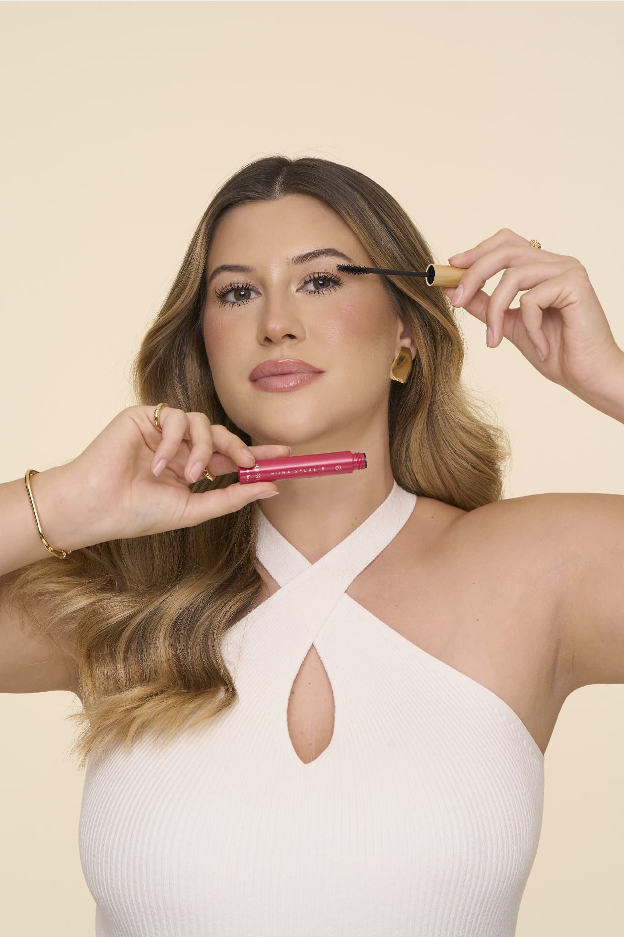 Niina Secrets com a máscara de cílios Super Up