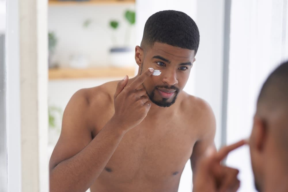 A imagem mostra um homem fazem a sua rotina diária de skincare masculina