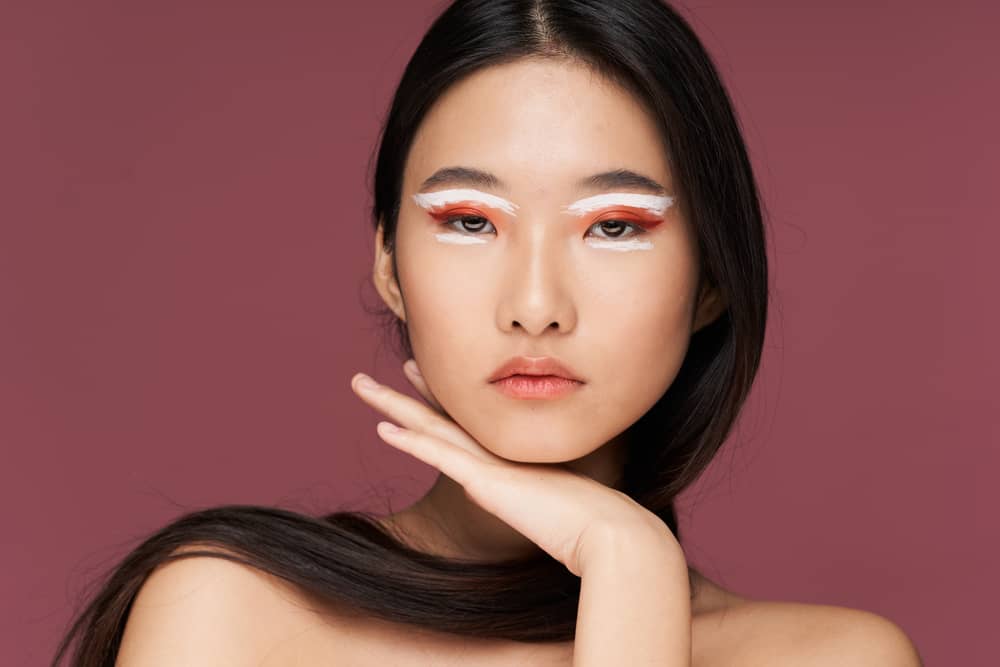 Imagem de mulher maquiada com delineado gráfico