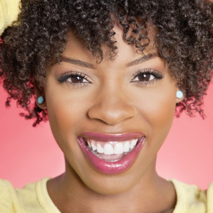 Mulher de cabelo crespo