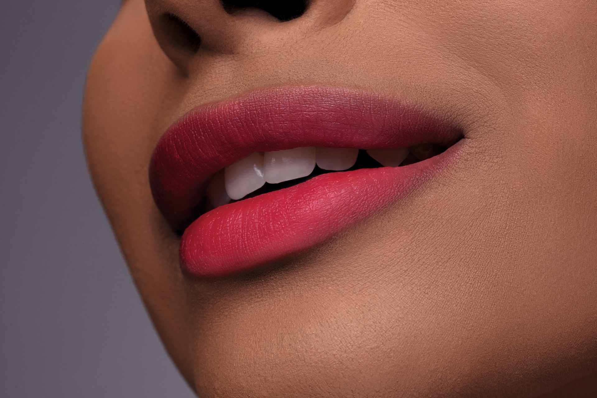 Boca feminina com Batom Intense Aquatint cor Vermelho