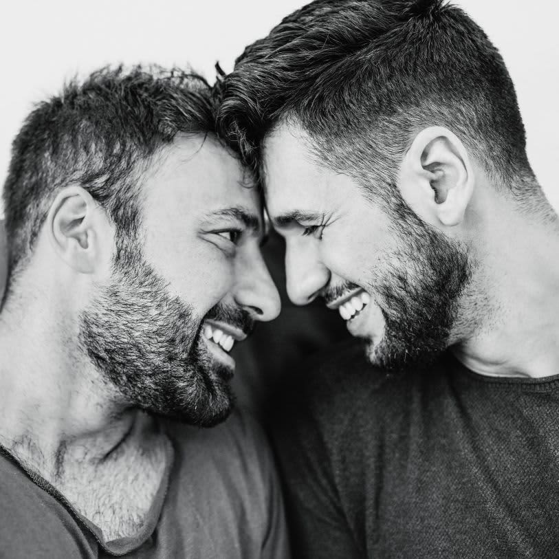 Casal juntos em um momento de carinho