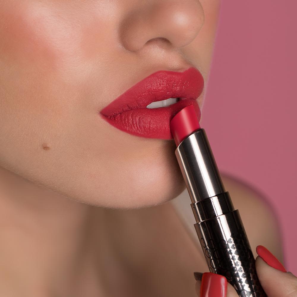 Aplicação do Batom Volumão Quem Disse, Berenice?