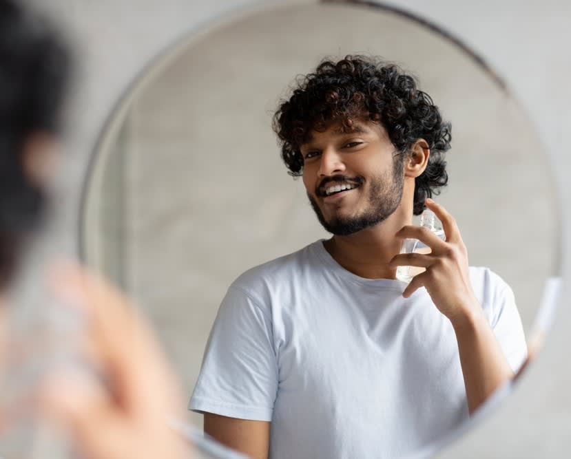 Homem aplicando fragrância