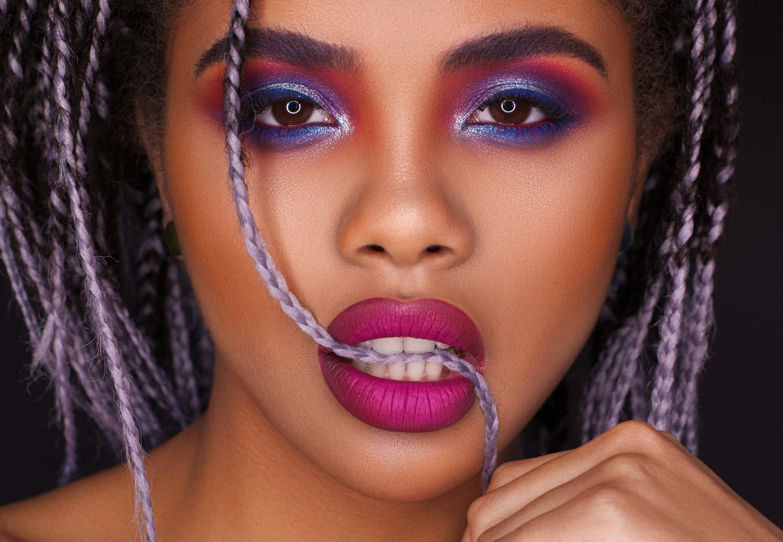 Imagem de mulher com maquiagem na cor roxa