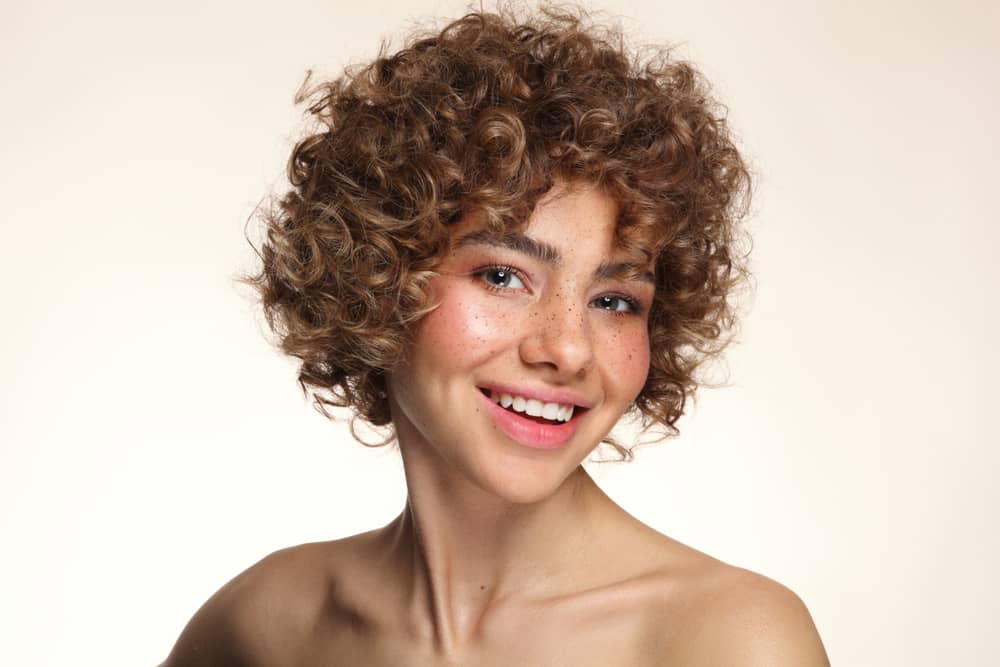 Mulher maquiada com blush nas maçãs do rosto