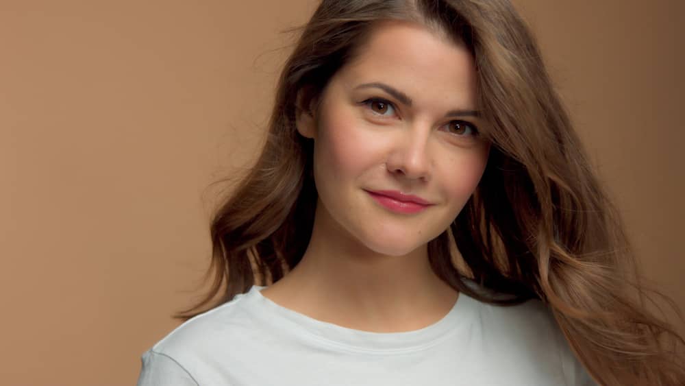 Imagem de mulher maquiada com cores neutras