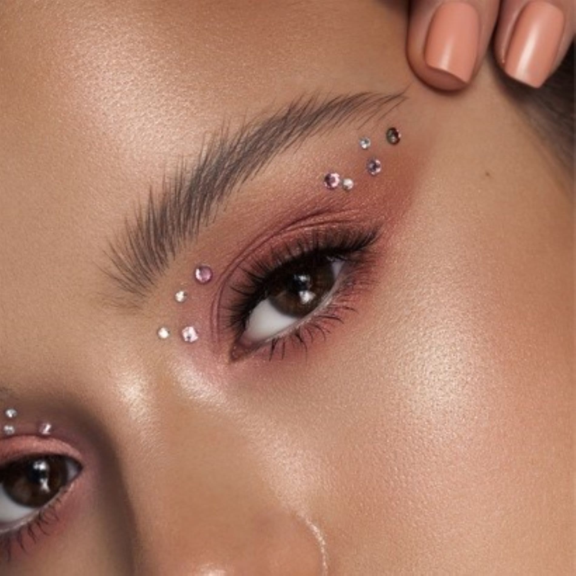 Imagem de olhos maquiados com aplicação de pedraria