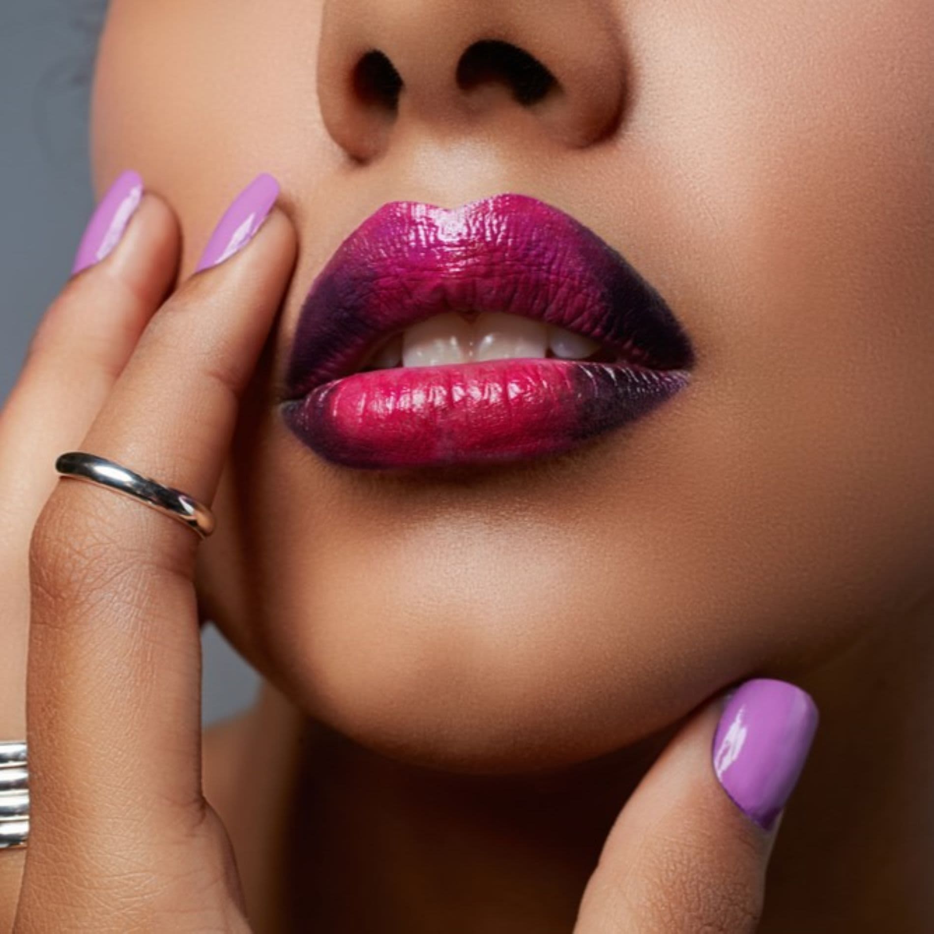 Ombré lips Mulher maquiada com batom ombré lips e gloss