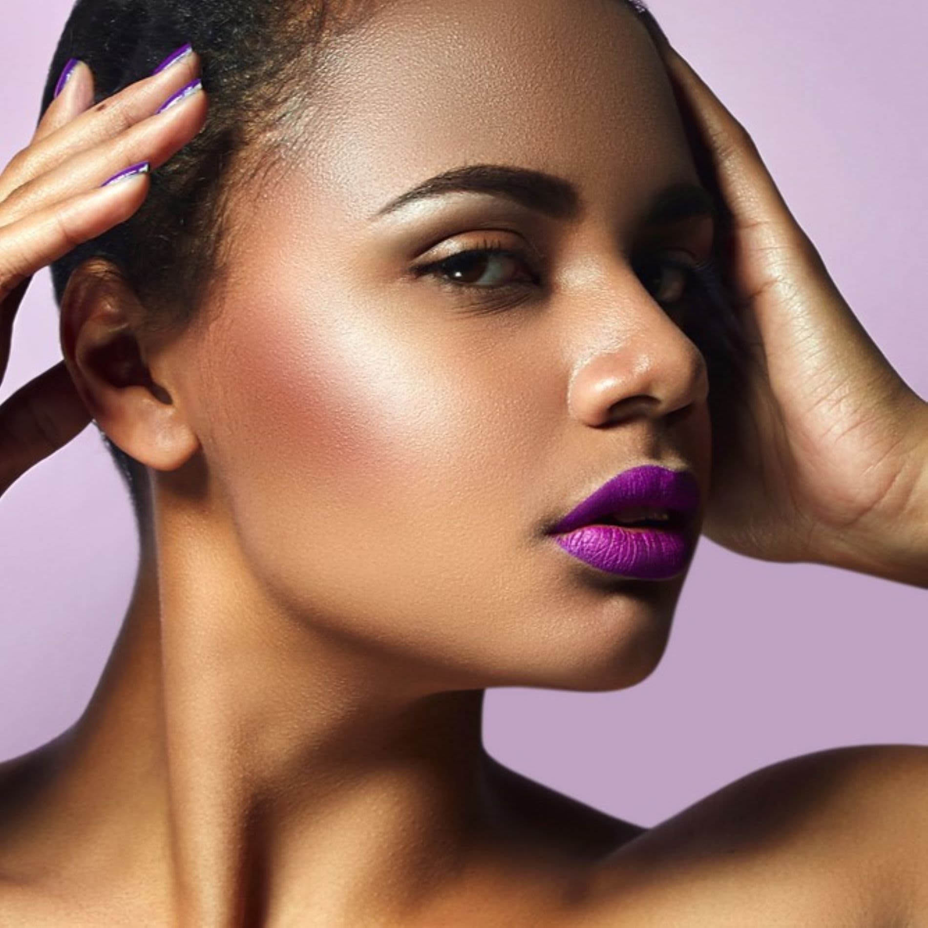 Batom roxo Mulher usando batom roxo