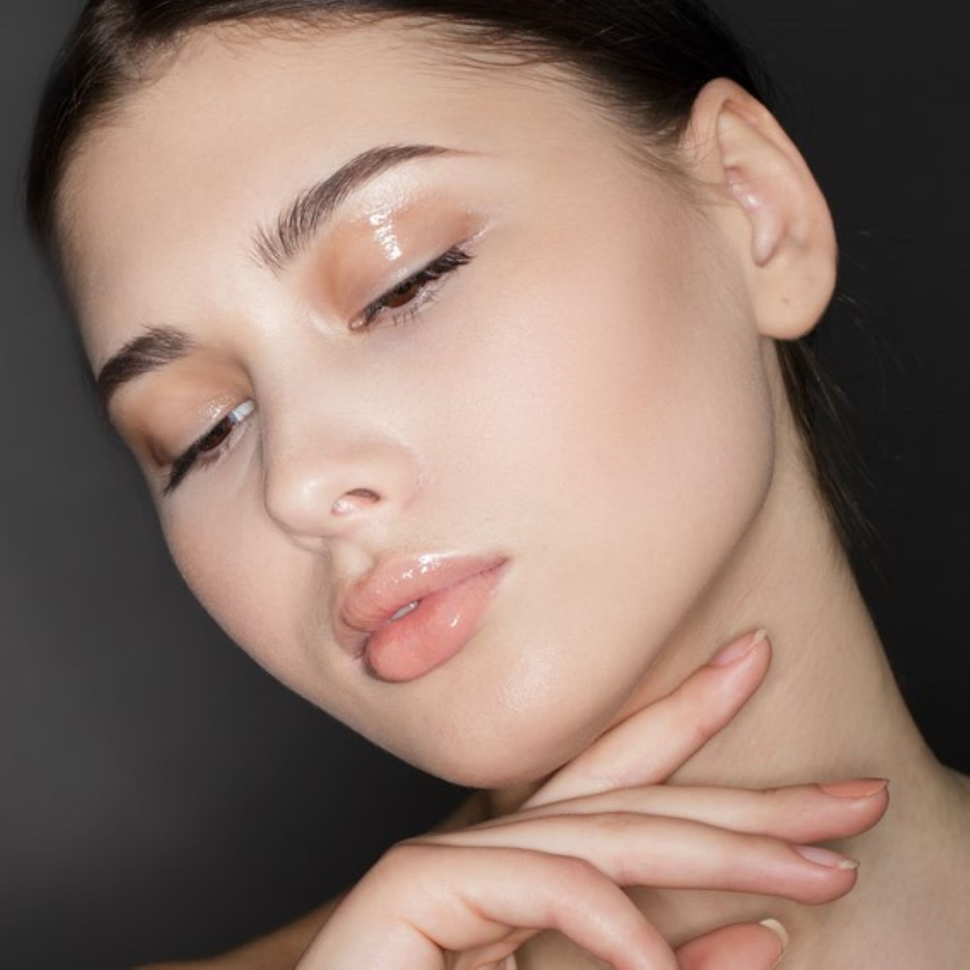 Mulher maquiada com gloss nos olhos e palpebras