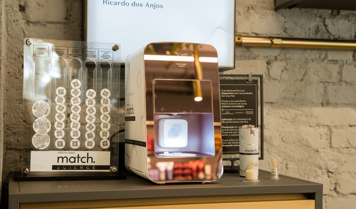 Imagem do equipamento Emuage ao lado de cápsulas de tratamento