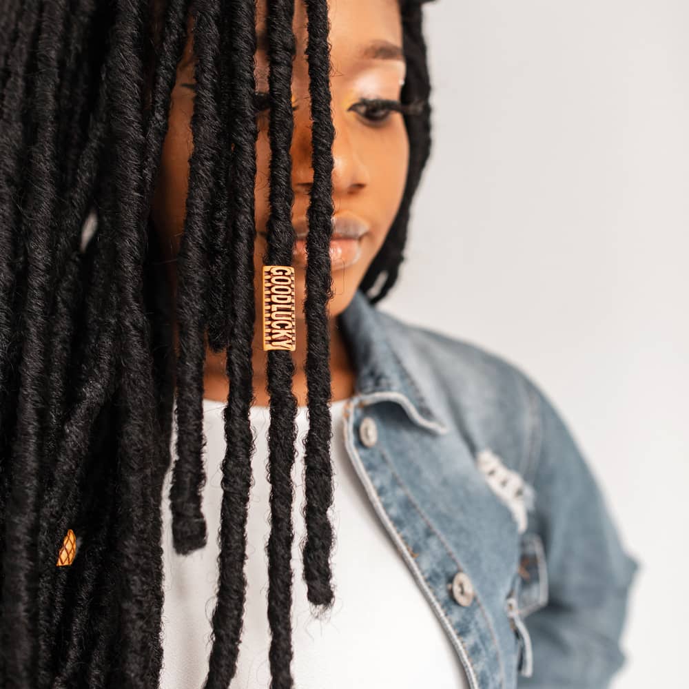 Imagem de mulher com dreads