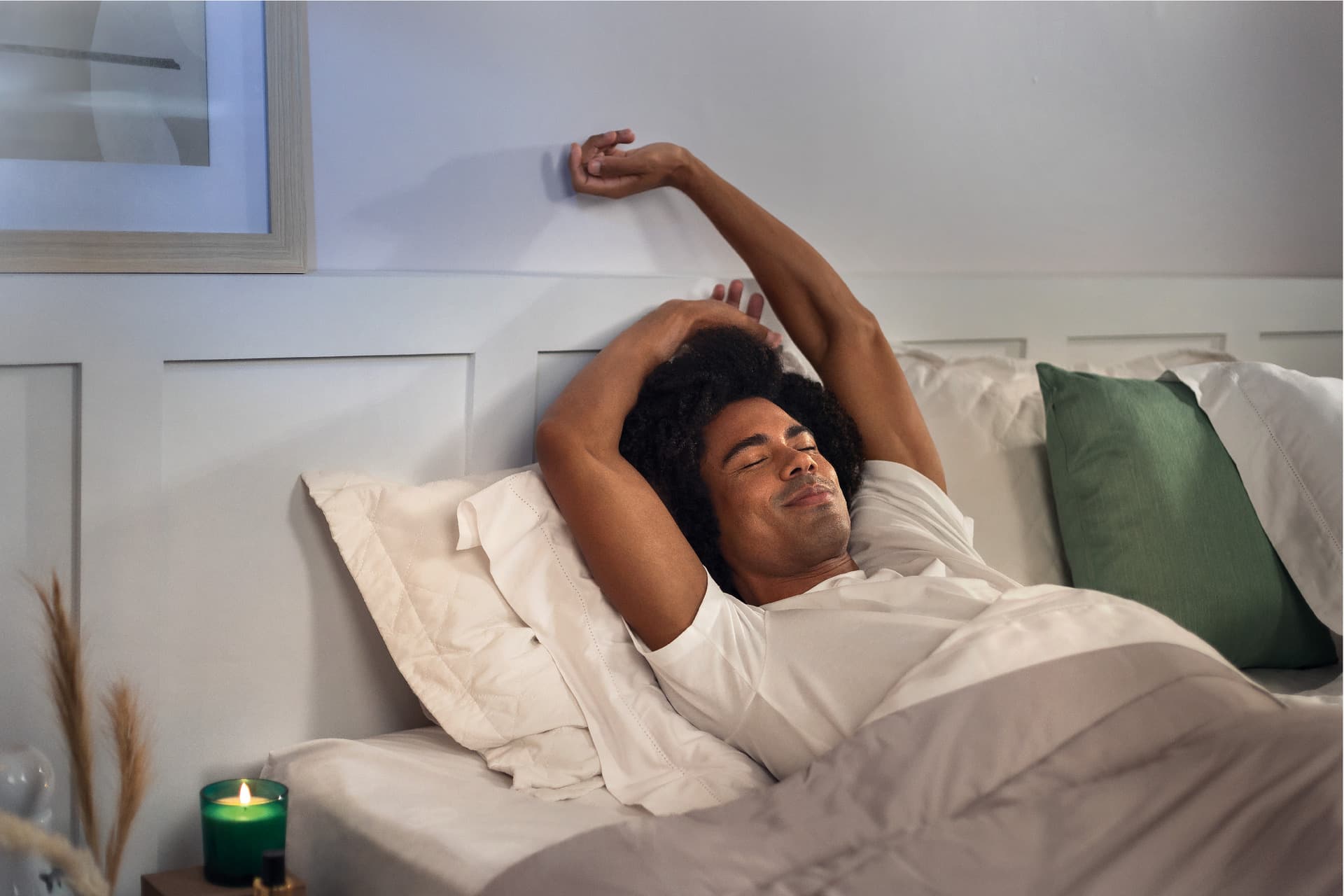 Homem se preparando para dormir