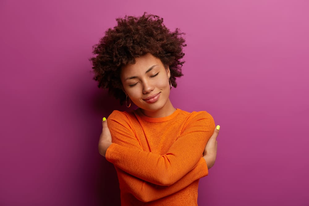 Imagem de mulher se abraçando