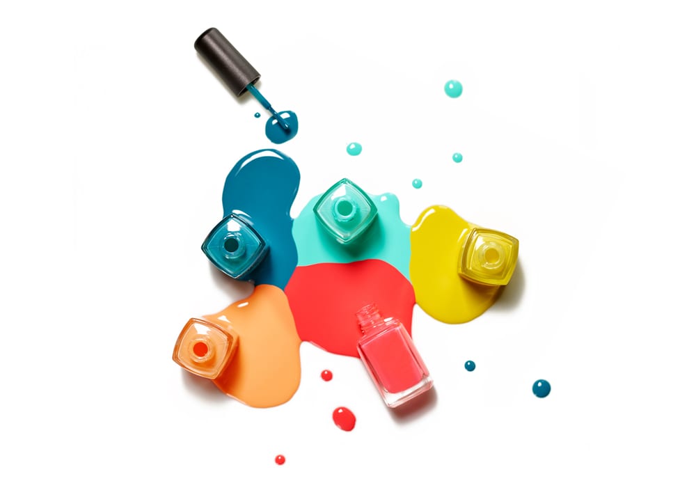 A imagem mostra diversos frascos de esmaltes com cores diversas