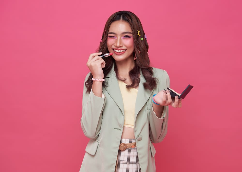 Imagem de mulher usando maquiagem anos 80