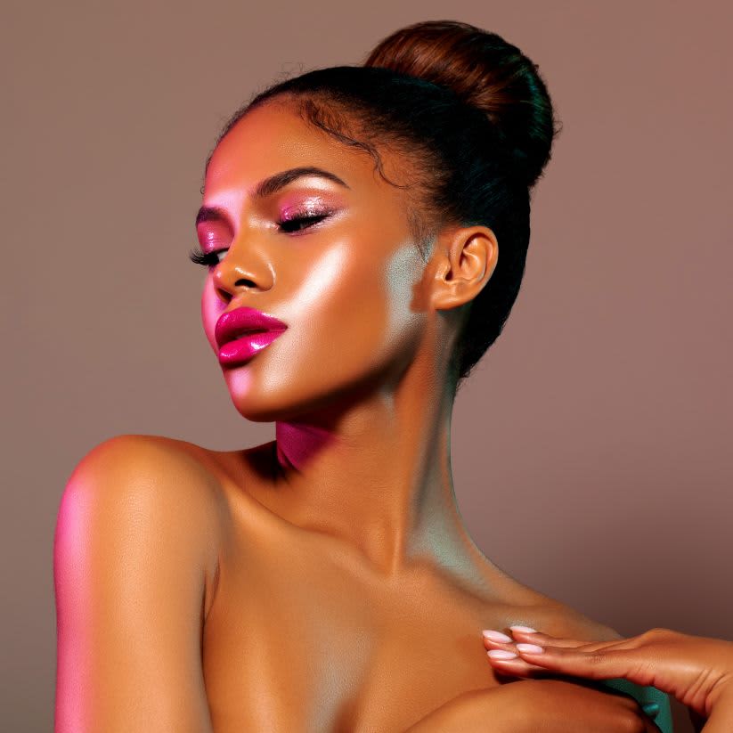 Mulher usando maquiagem glow com efeito espelhado