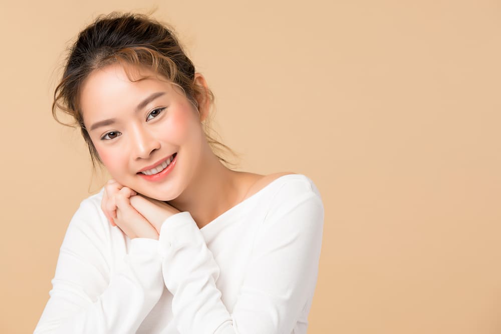 Imagem de mulher com maquiagem natural com blush